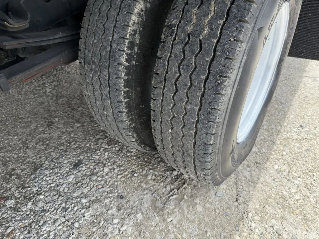 Used 2023 Isuzu NPR image 12