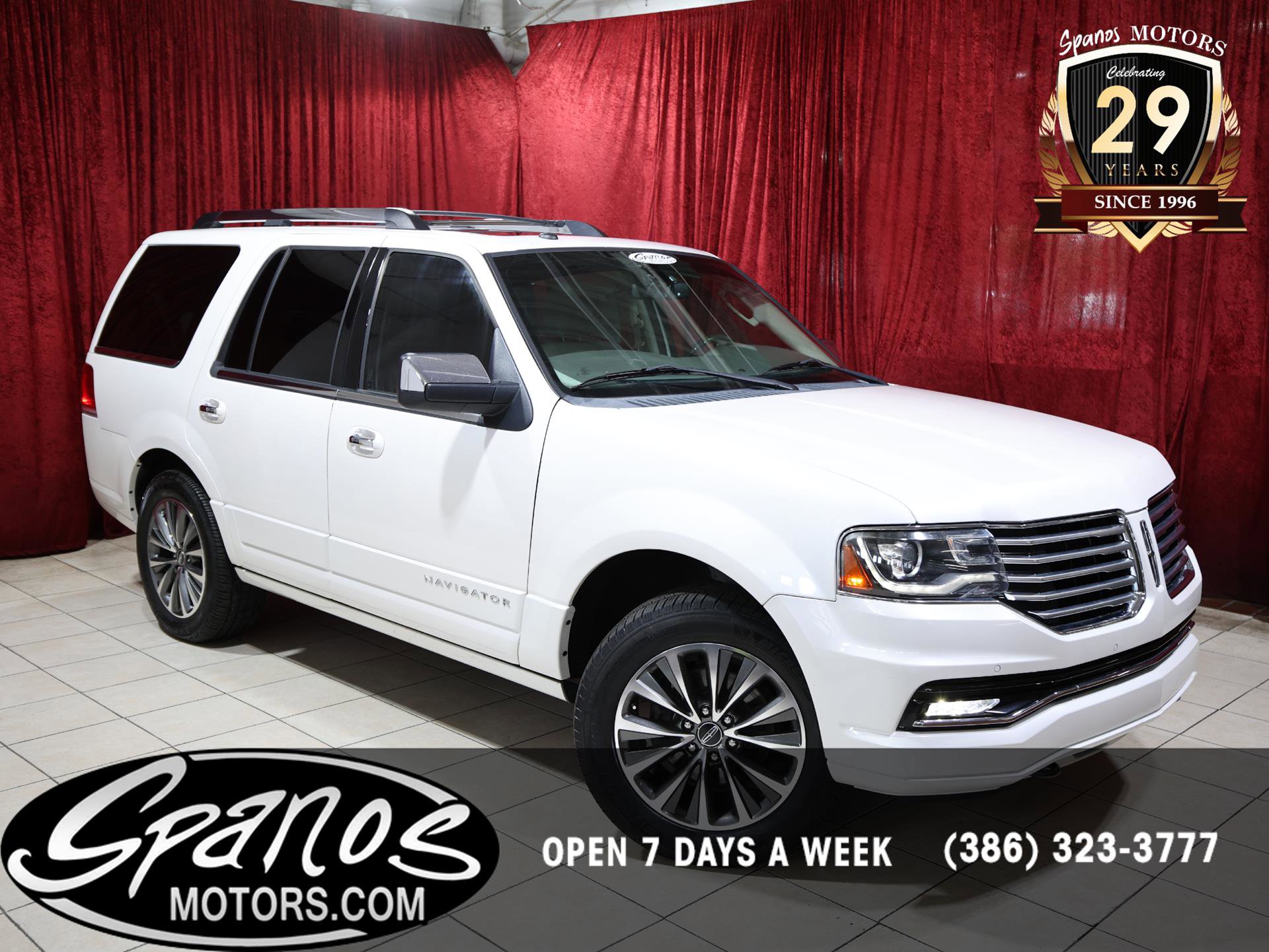 Used 2017 Lincoln Navigator Select image 1