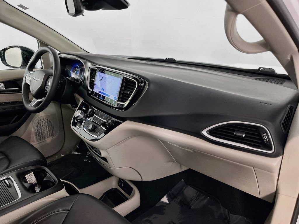 Used 2024 Chrysler Pacifica Touring-L FWD image 35