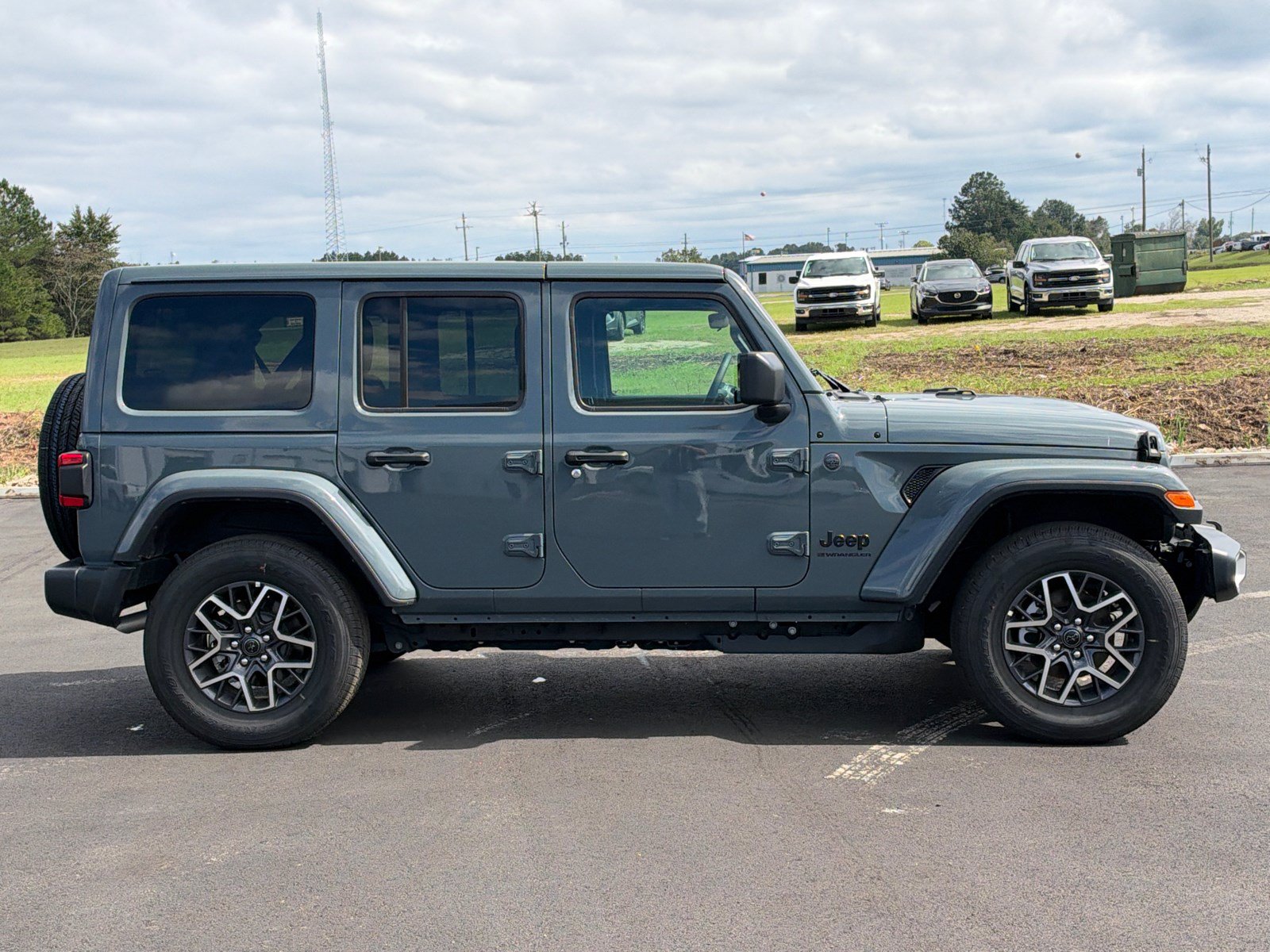 Used 2026 Jeep Wrangler Unlimited Sahara AWD/4WD image 4