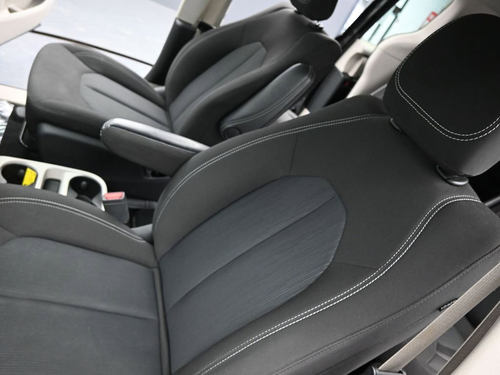 Used 2023 Chrysler Voyager LX image 9