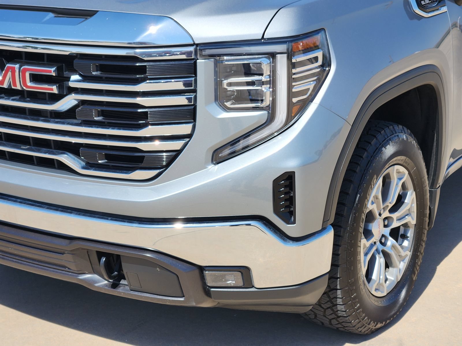 Used 2025 GMC Sierra 1500 SLT RWD image 11