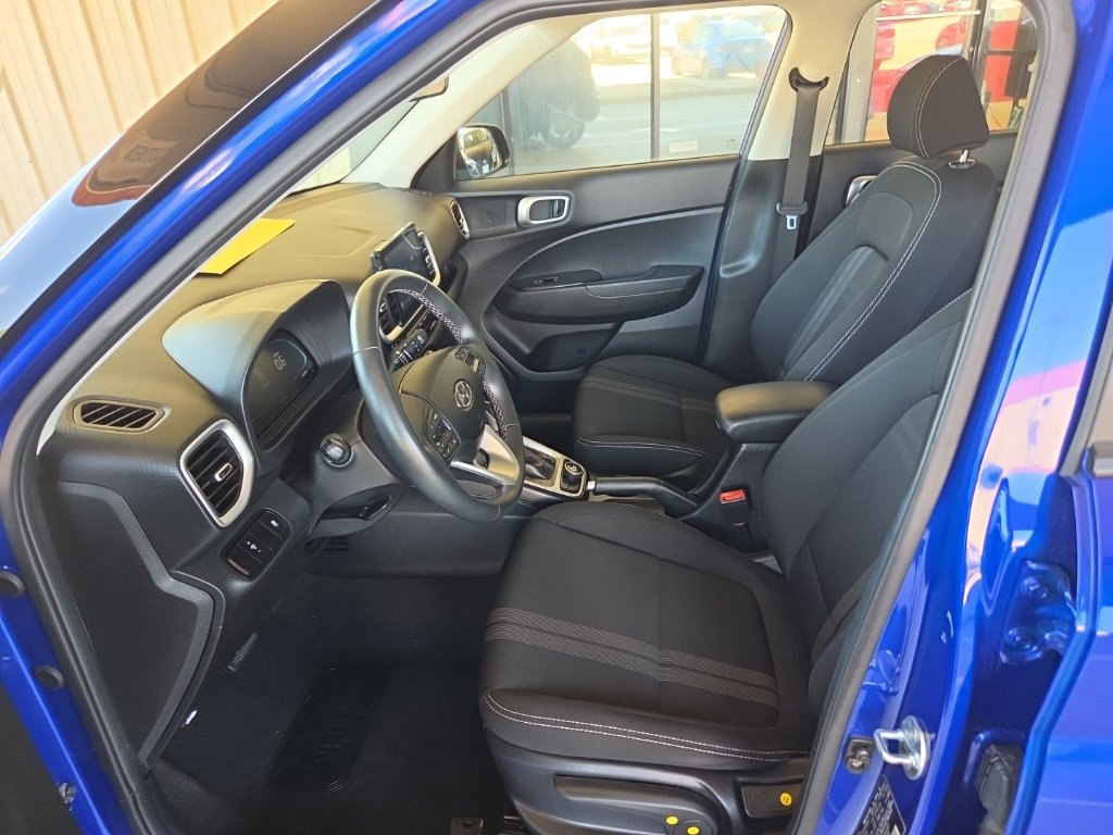 Used 2025 Hyundai Venue SEL FWD image 4