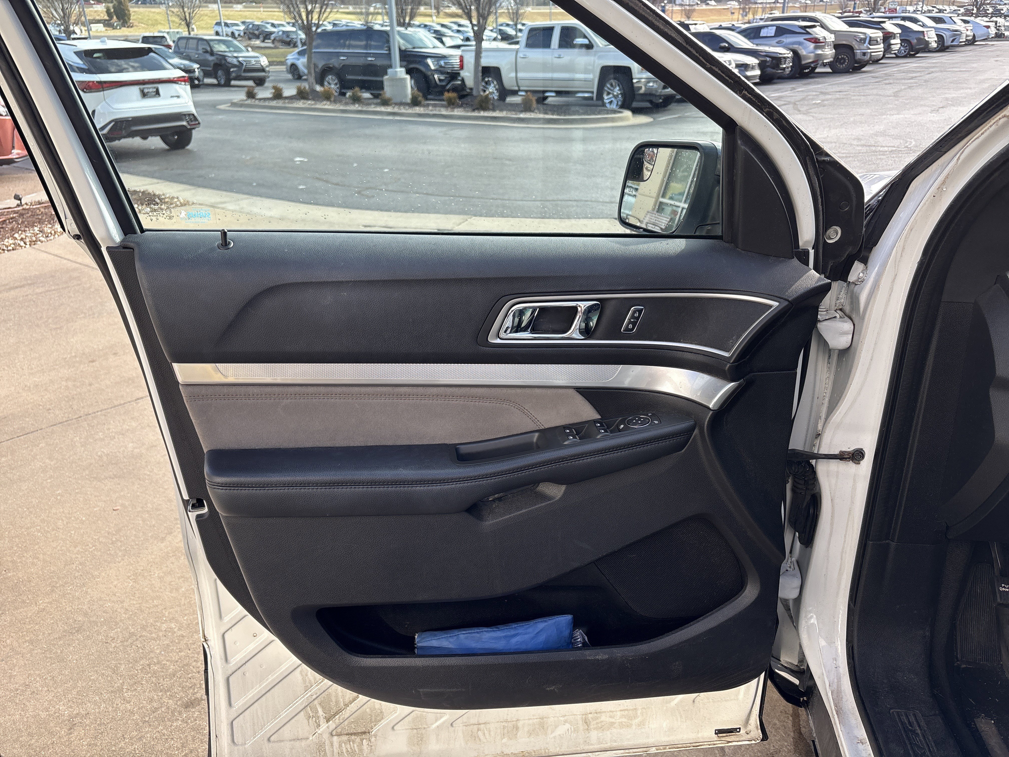 Used 2017 Ford Explorer XLT w/ Equipment Group 202A image 14