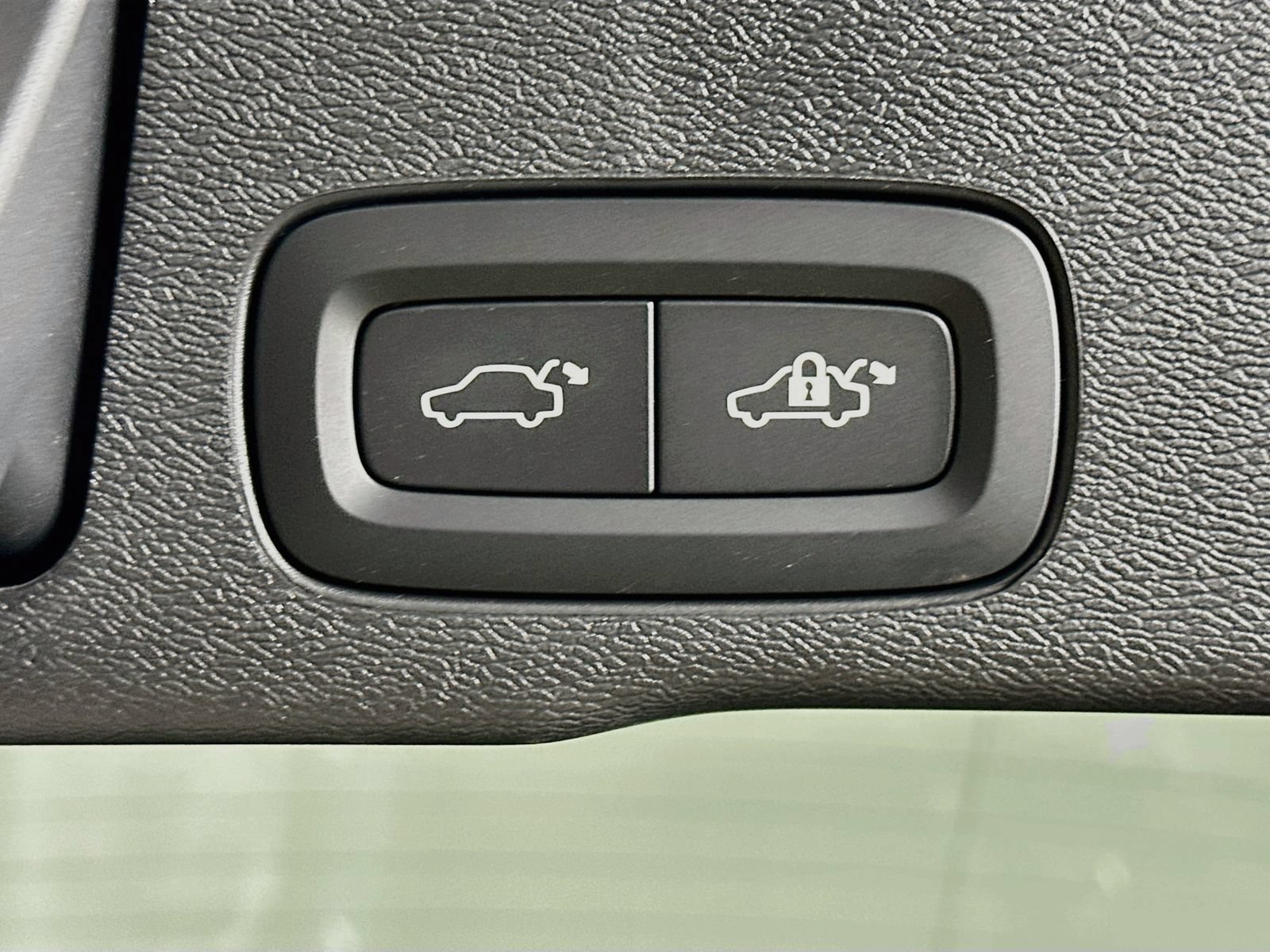 New 2026 Volvo XC60 T8 Ultra w/ Protection Package Premier AWD/4WD image 40
