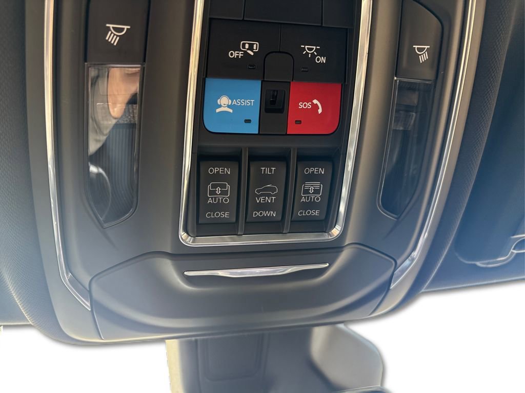 Used 2024 Jeep Grand Cherokee Limited w/ Luxury Tech Group II image 17