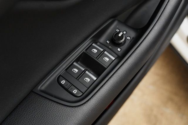 Used 2023 Audi Q8 Premium image 21