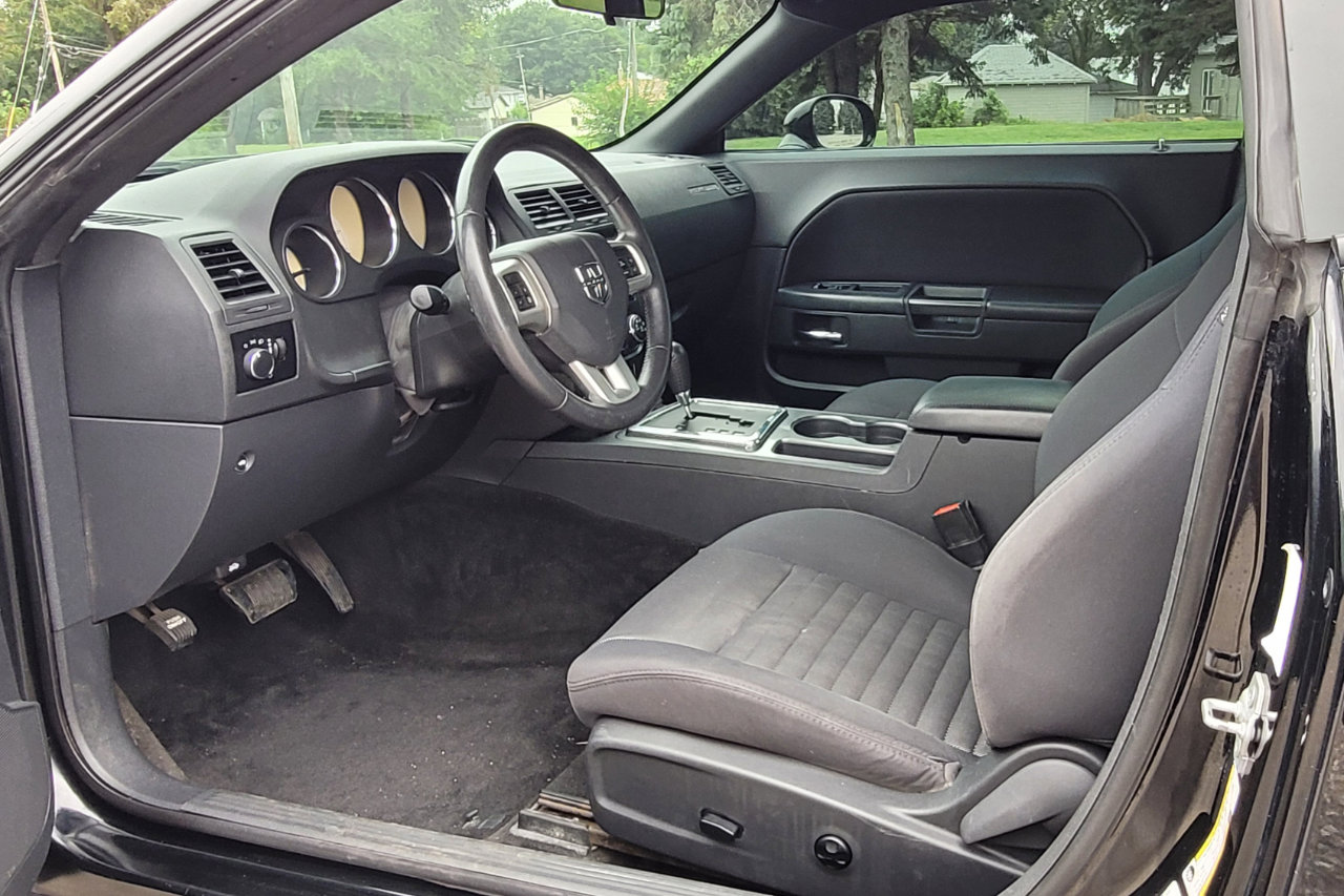 Used 2014 Dodge Challenger SXT image 11