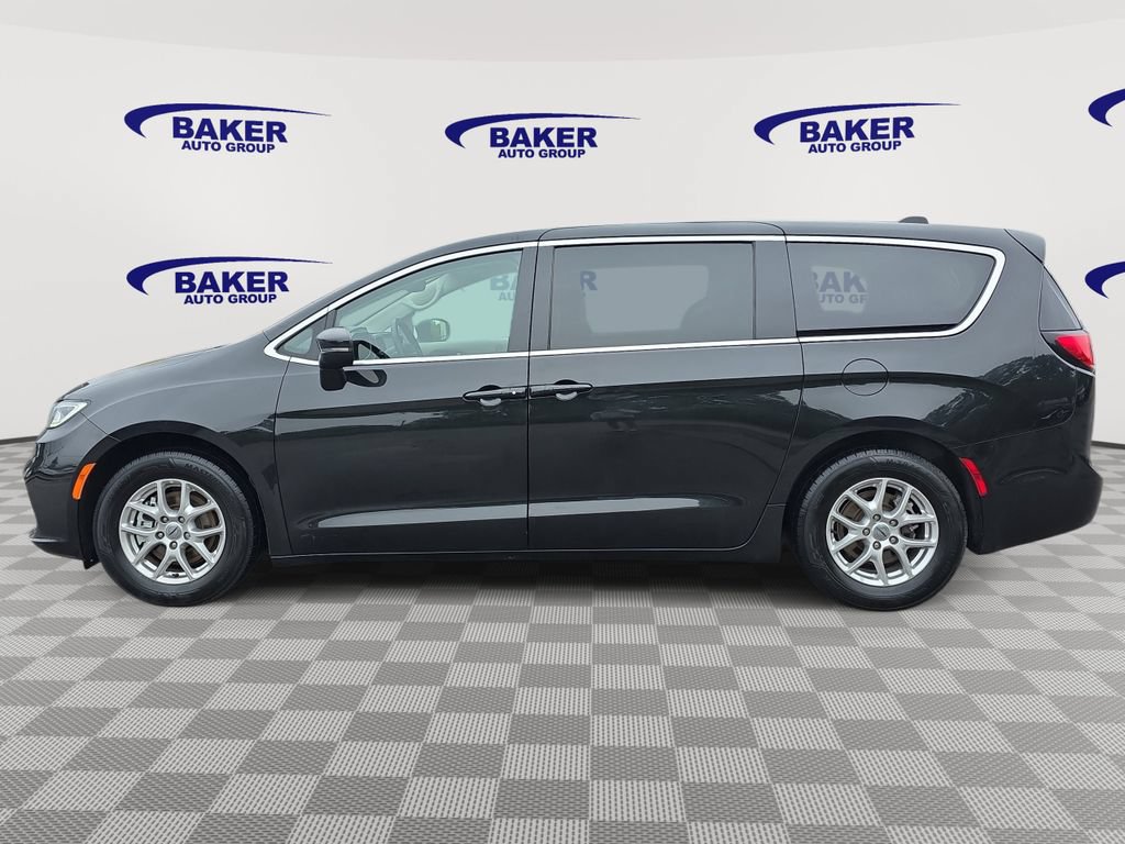 Used 2023 Chrysler Pacifica Touring-L FWD image 8