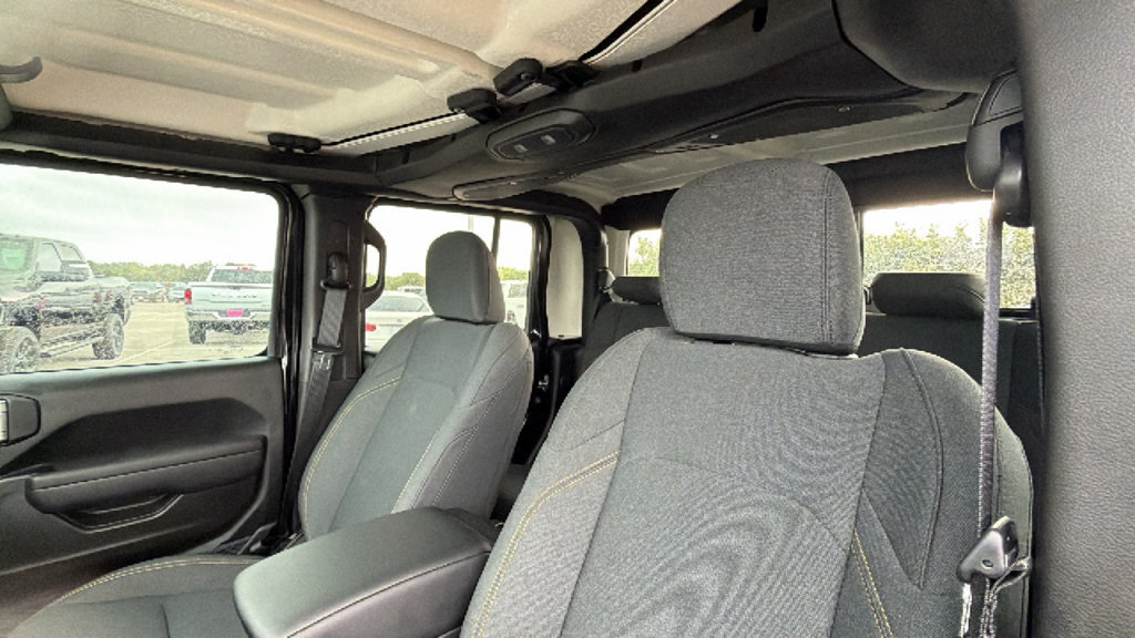Used 2025 Jeep Gladiator Sport AWD/4WD image 16