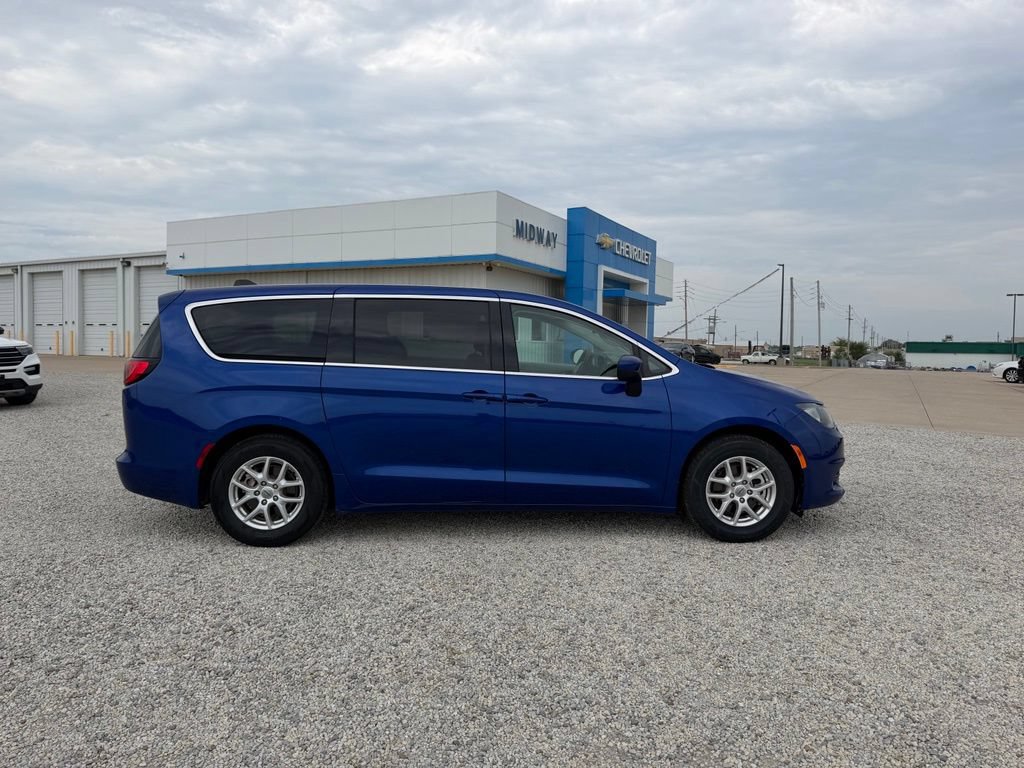 Used 2021 Chrysler Voyager LX FWD image 2