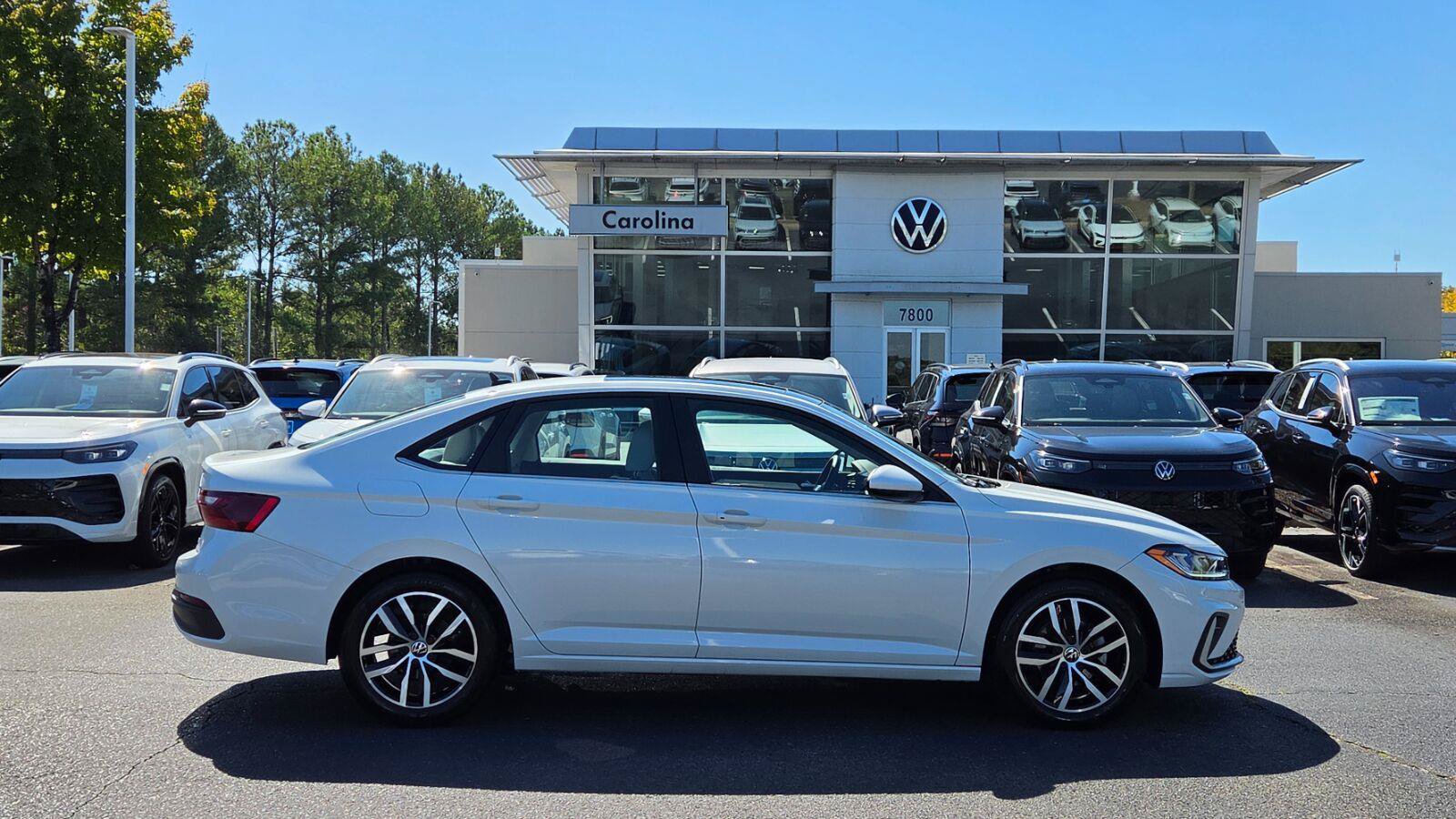 Used 2026 Volkswagen Jetta SE FWD image 6