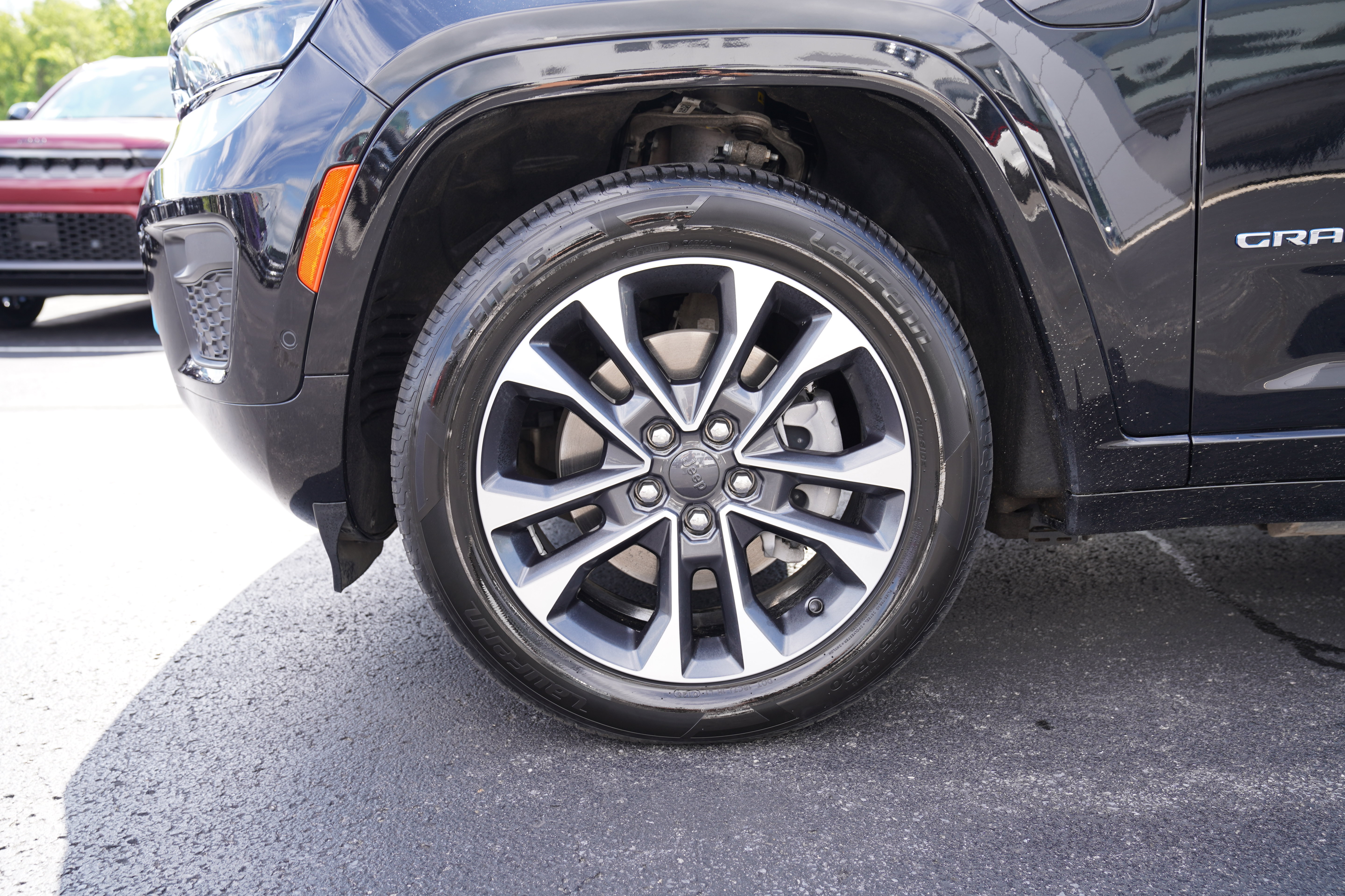 Certified 2023 Jeep Grand Cherokee Overland w/ Luxury Tech Group IV AWD/4WD image 15