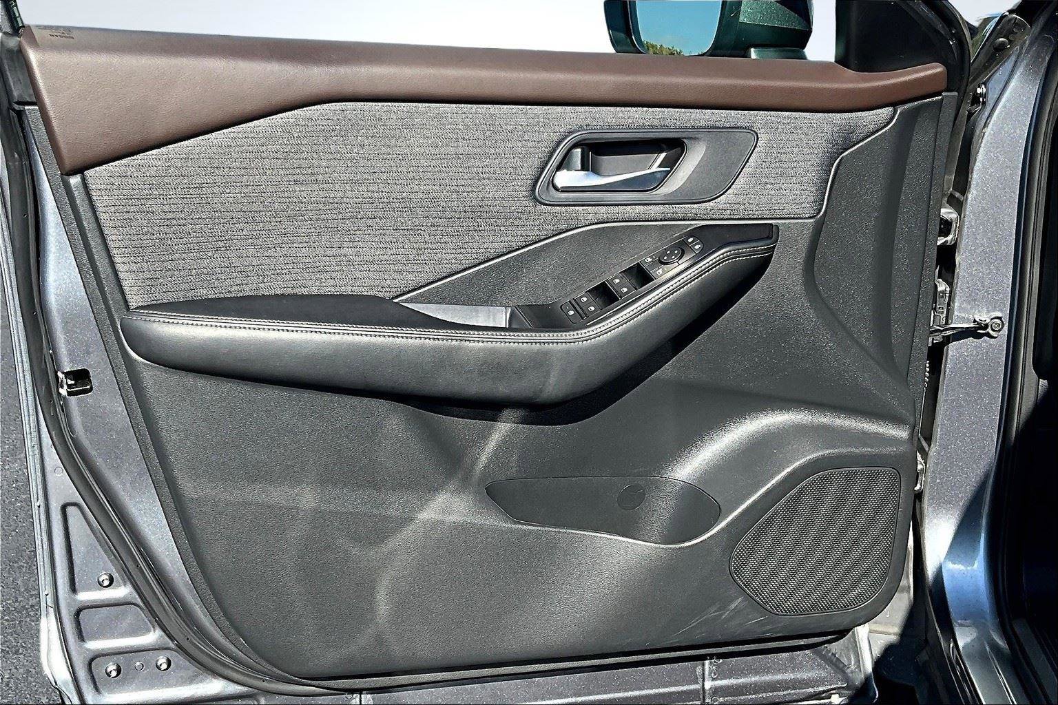 Used 2022 Nissan Rogue SV image 23