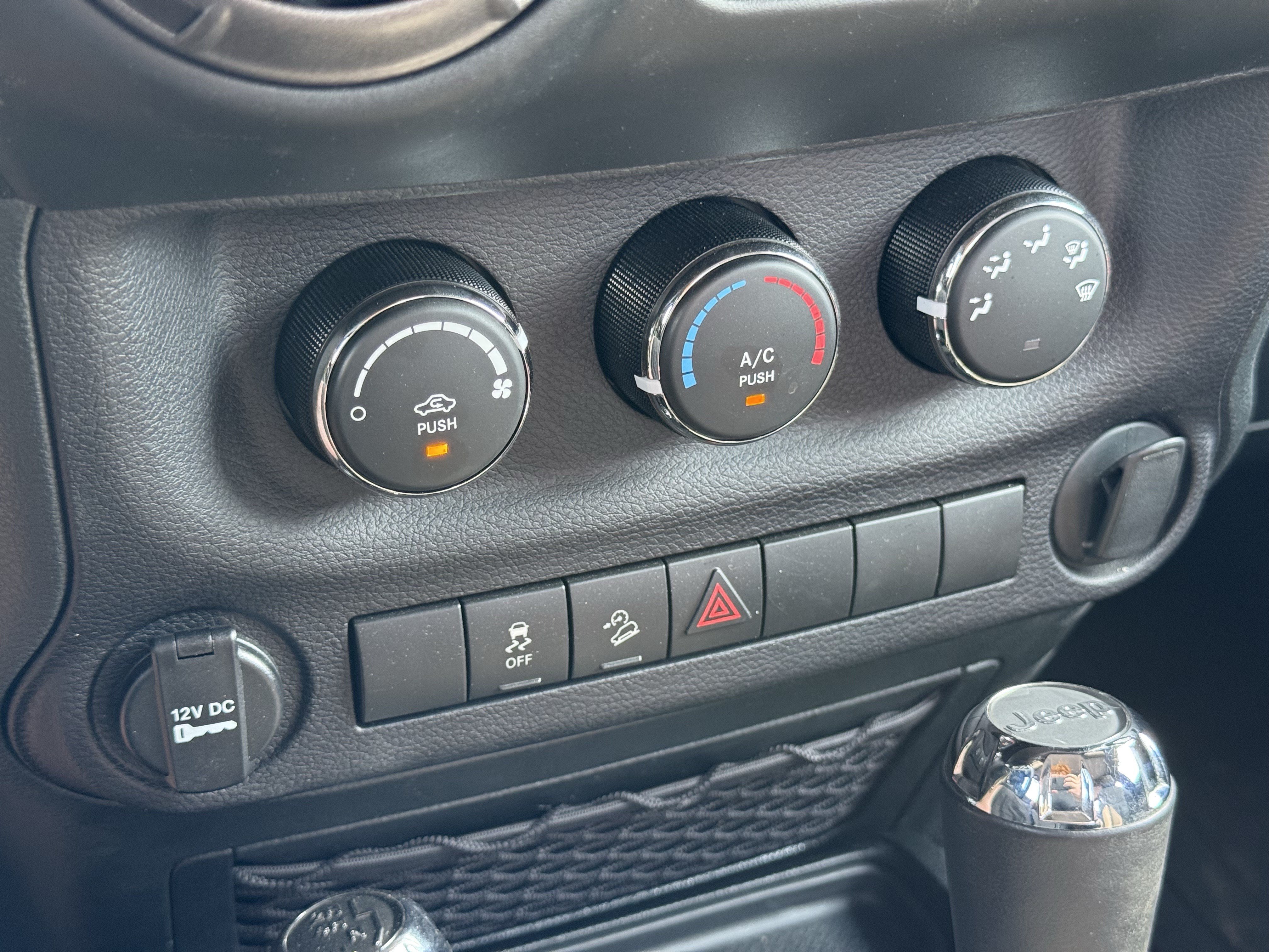 Used 2018 Jeep Wrangler Sport w/ Connectivity Group AWD/4WD image 29