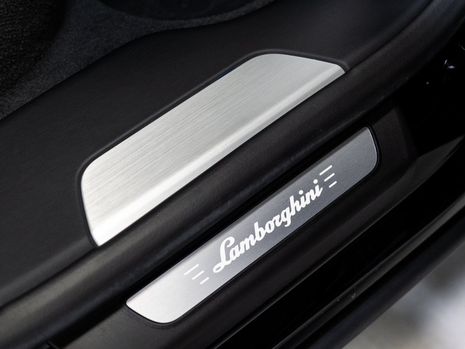 Used 2025 Lamborghini Urus SE AWD/4WD image 73