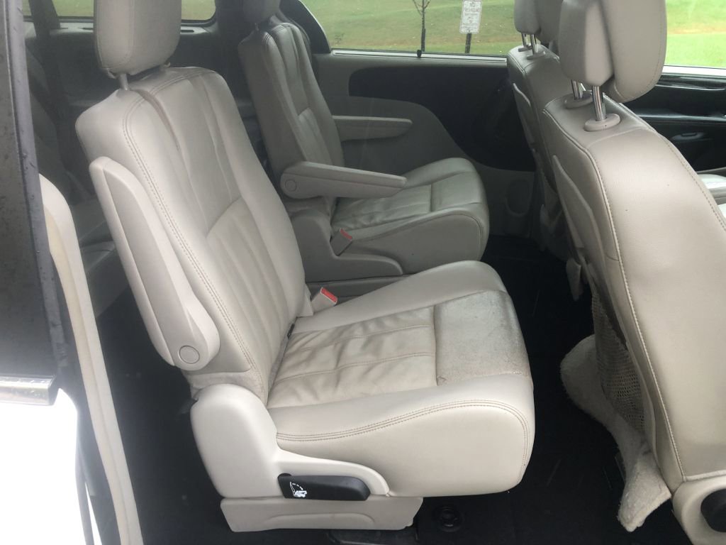Used 2014 Chrysler Town & Country Touring image 19
