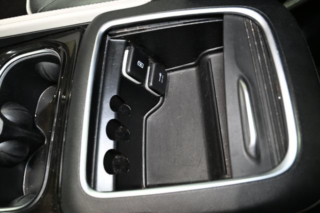 Used 2023 Chrysler Pacifica Limited FWD image 25