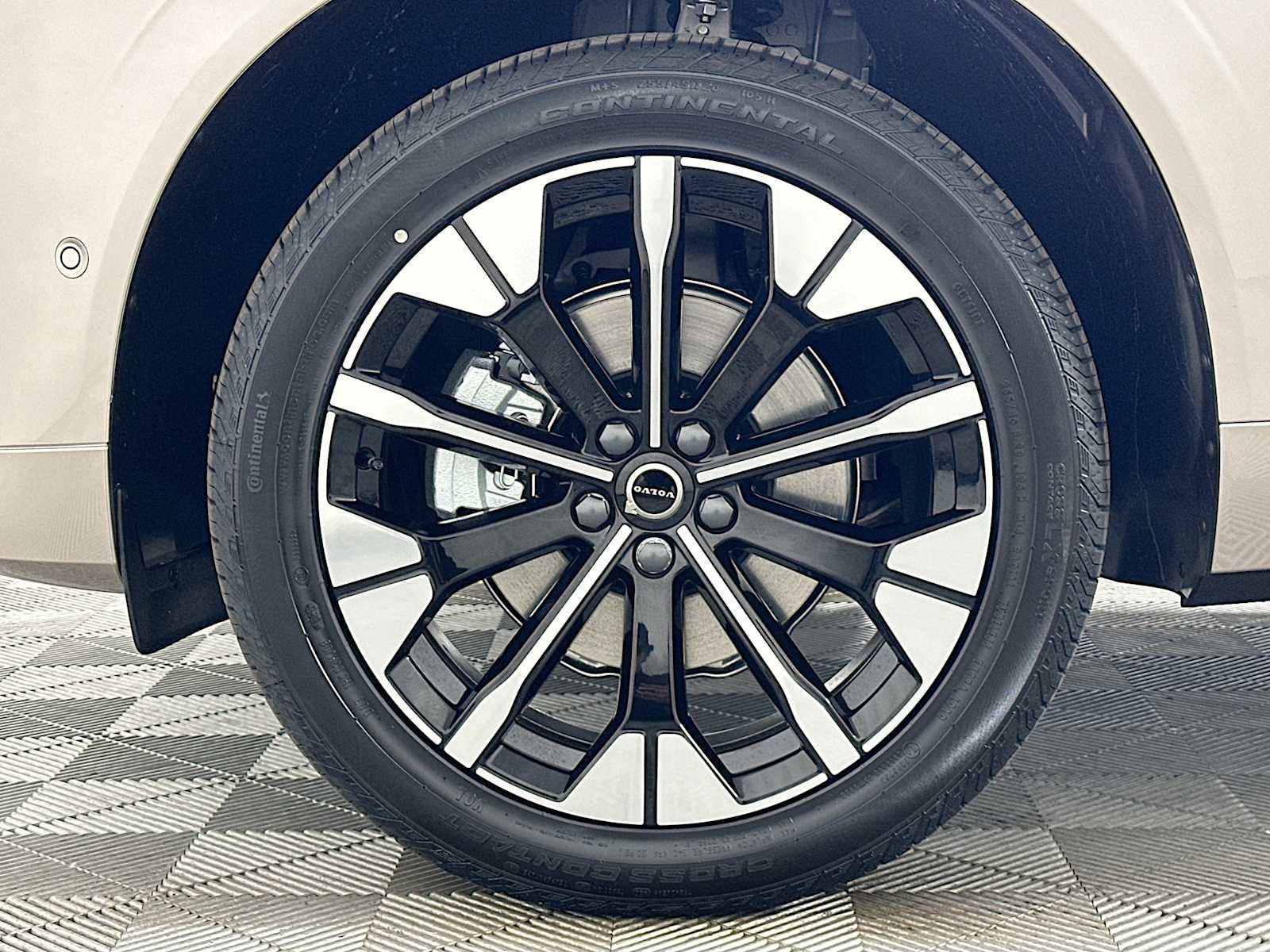 New 2026 Volvo XC60 B5 Plus w/ Protection Package Premier image 28