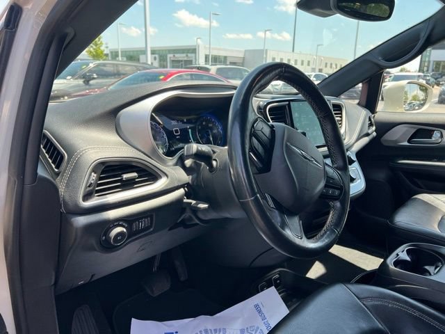 Used 2021 Chrysler Pacifica Touring-L w/ Premium & Safety Sphere Group AWD/4WD image 9