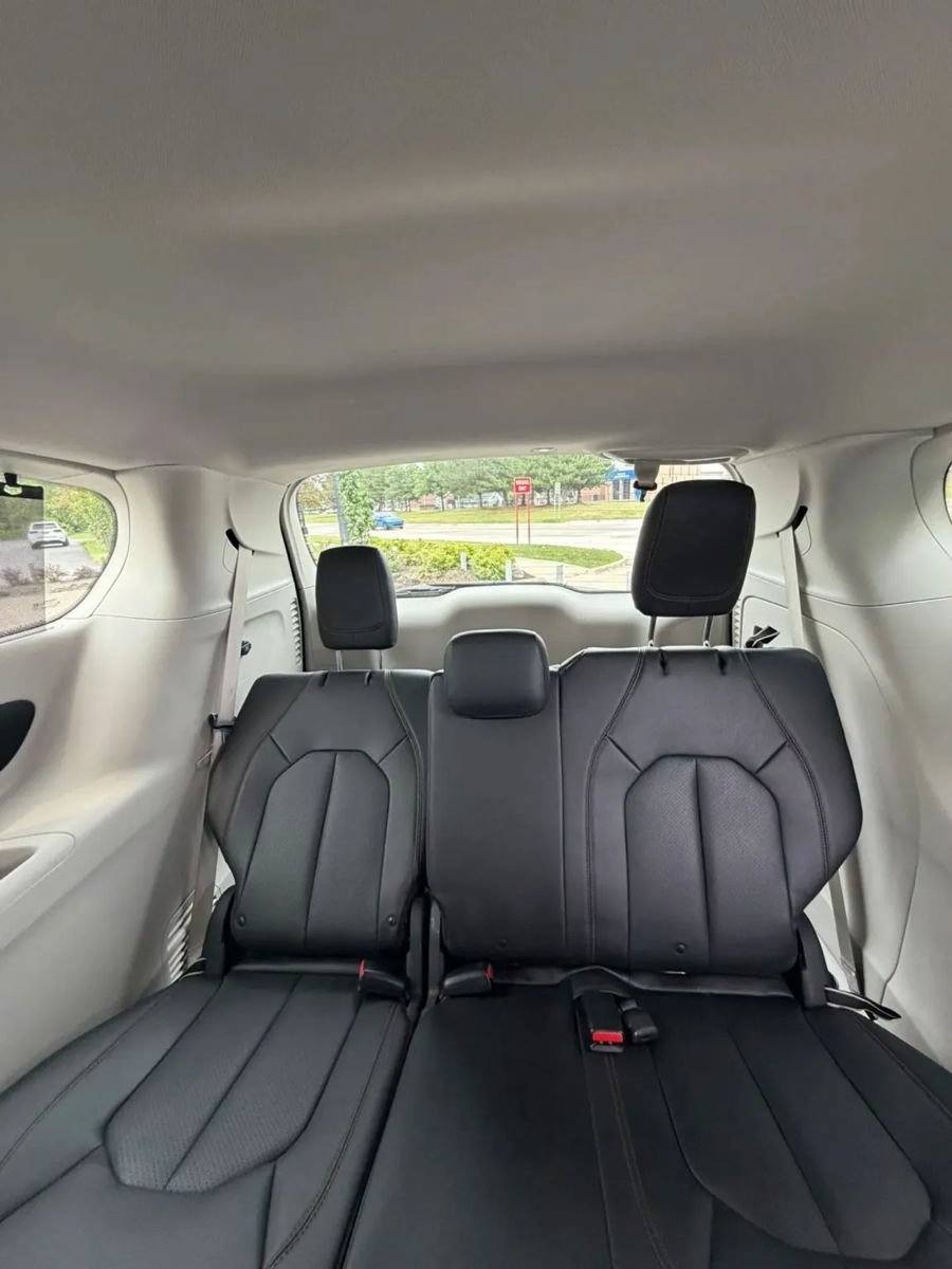 Used 2020 Chrysler Pacifica Touring-L FWD image 19