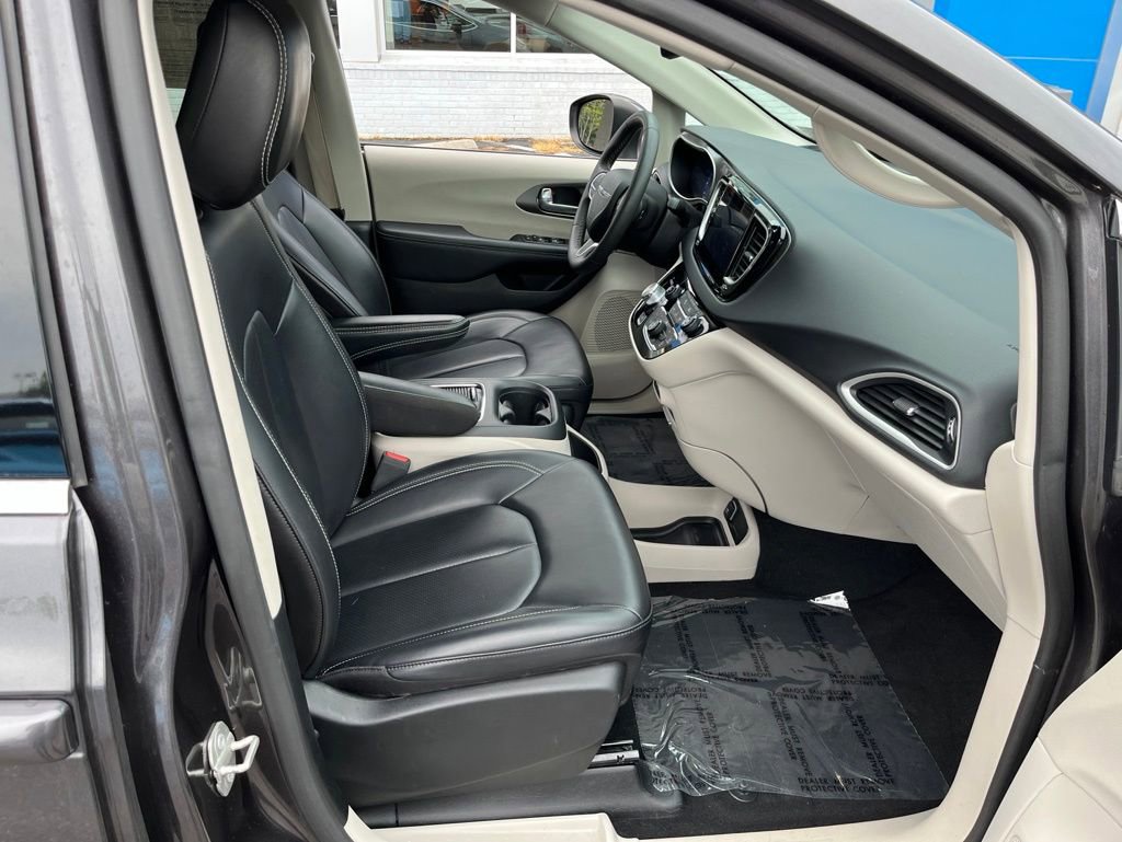 Used 2023 Chrysler Pacifica Touring-L FWD image 34