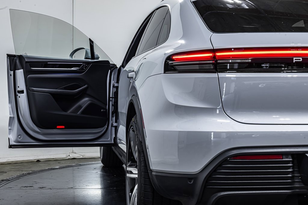 Certified 2025 Porsche Macan Electric image 20