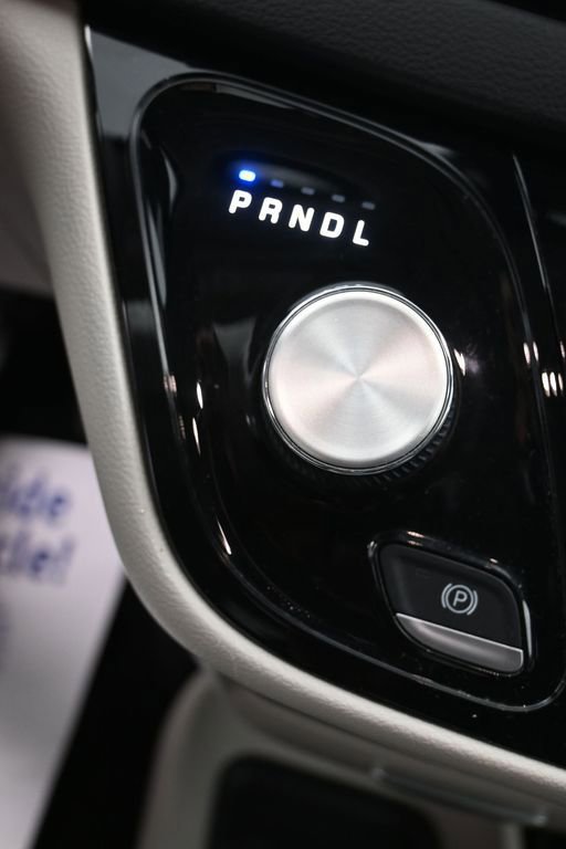 Used 2023 Chrysler Pacifica Touring-L image 14