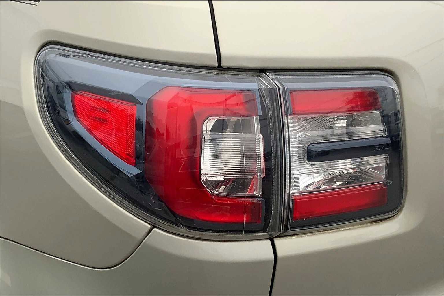 Used 2016 GMC Acadia SLE image 26