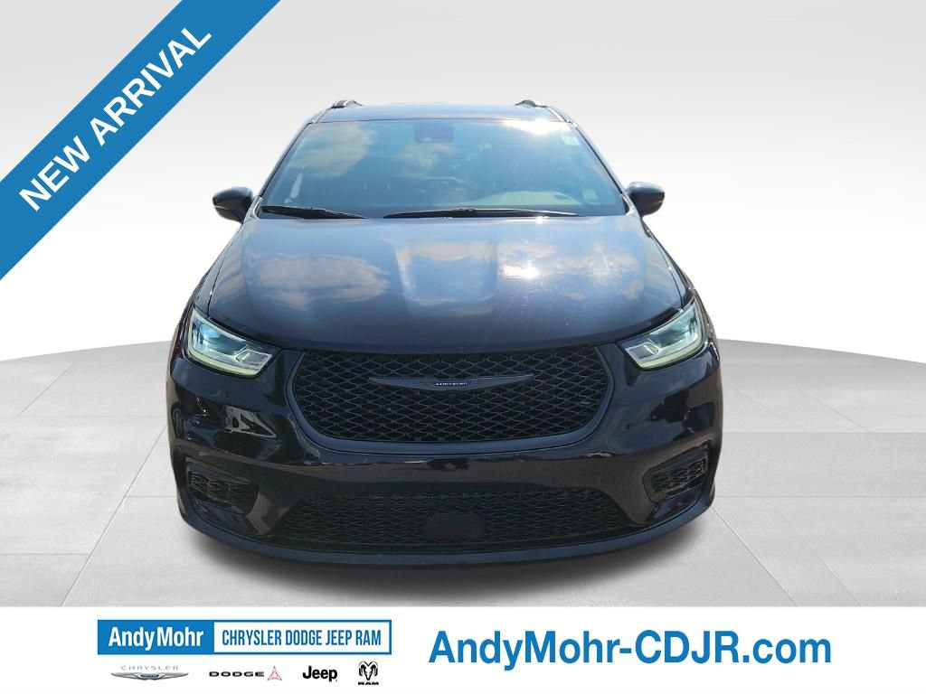 Used 2023 Chrysler Pacifica Limited w/ Uconnect Theater Family Group AWD/4WD image 2