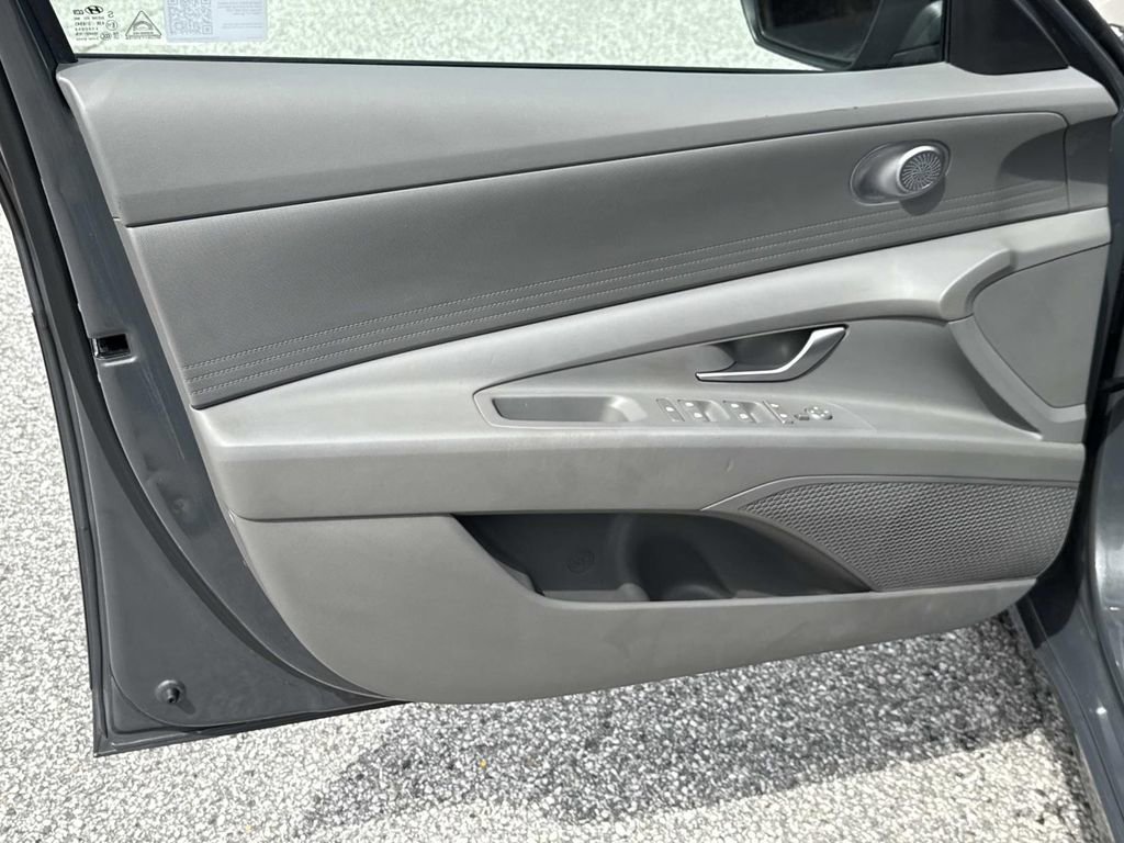 Used 2024 Hyundai Elantra SE FWD image 13