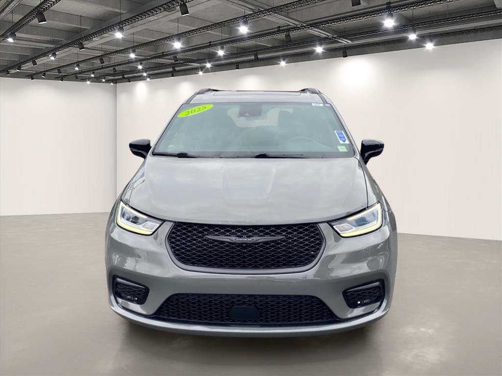 Used 2025 Chrysler Pacifica Limited FWD image 2