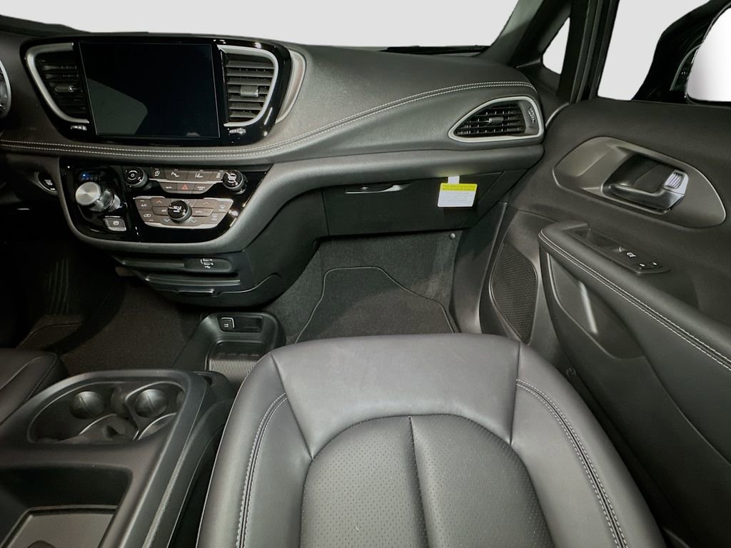 New 2026 Chrysler Pacifica Select AWD/4WD image 26