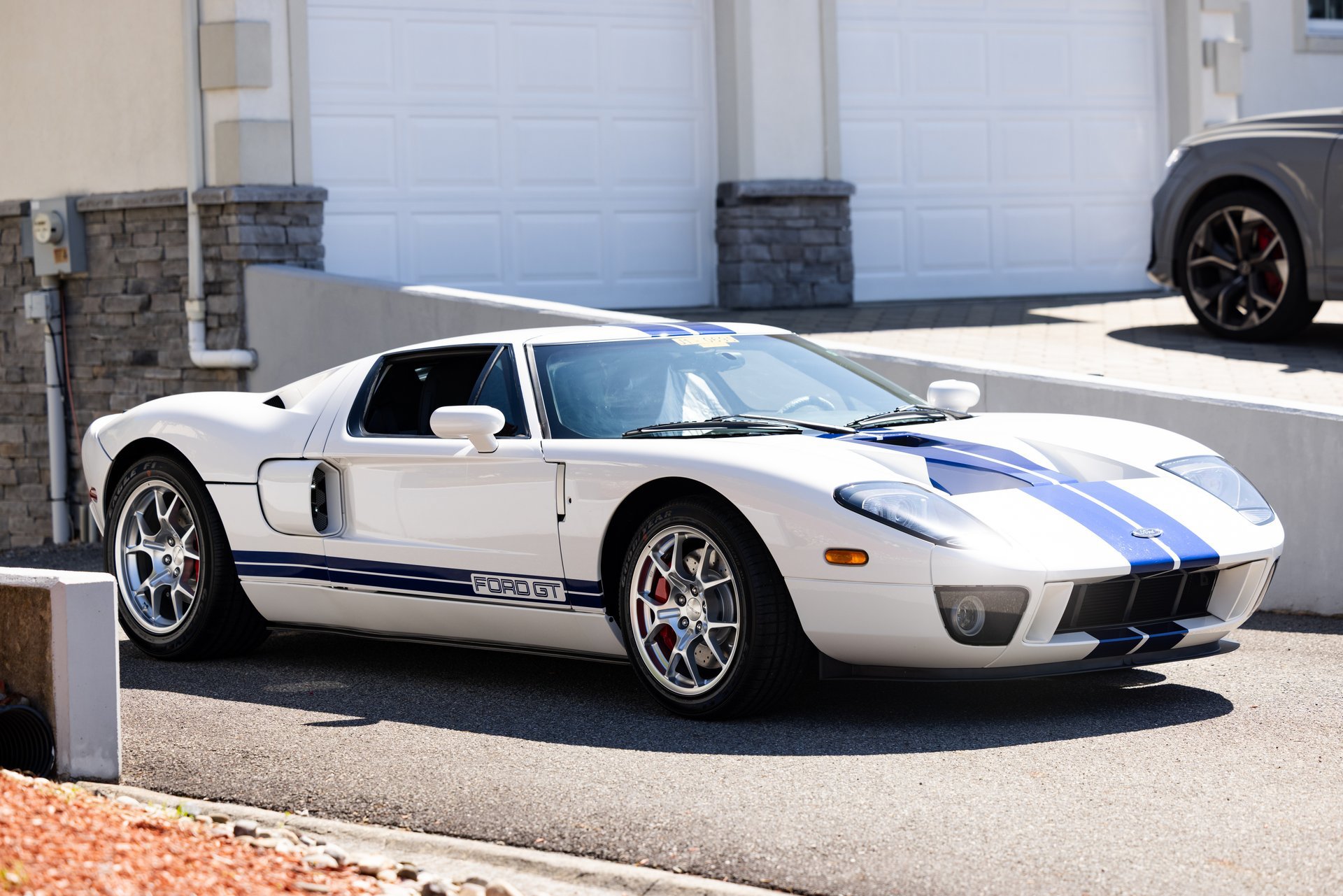 Used 2006 Ford GT RWD image 5