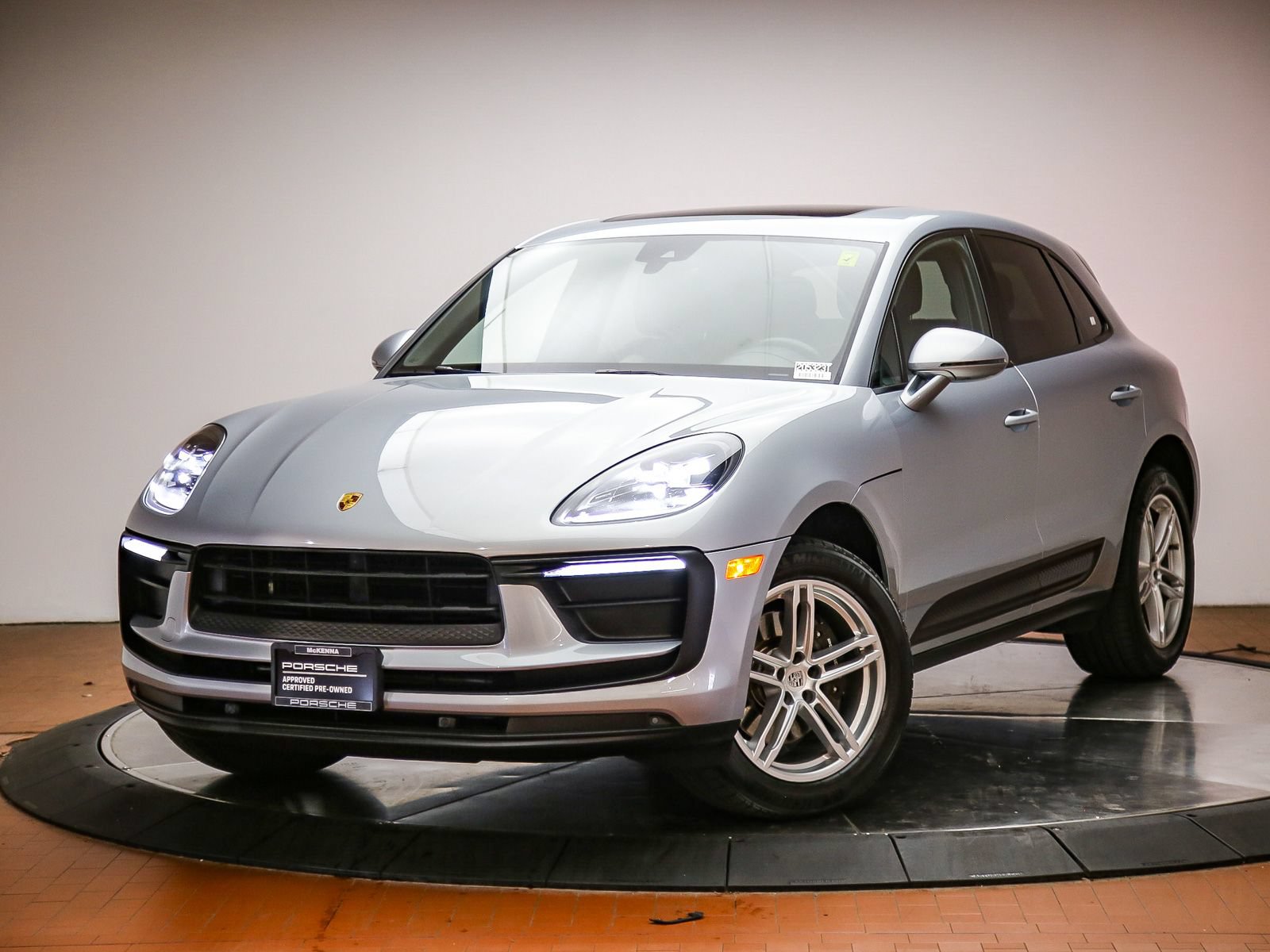 Certified 2022 Porsche Macan AWD/4WD image 1