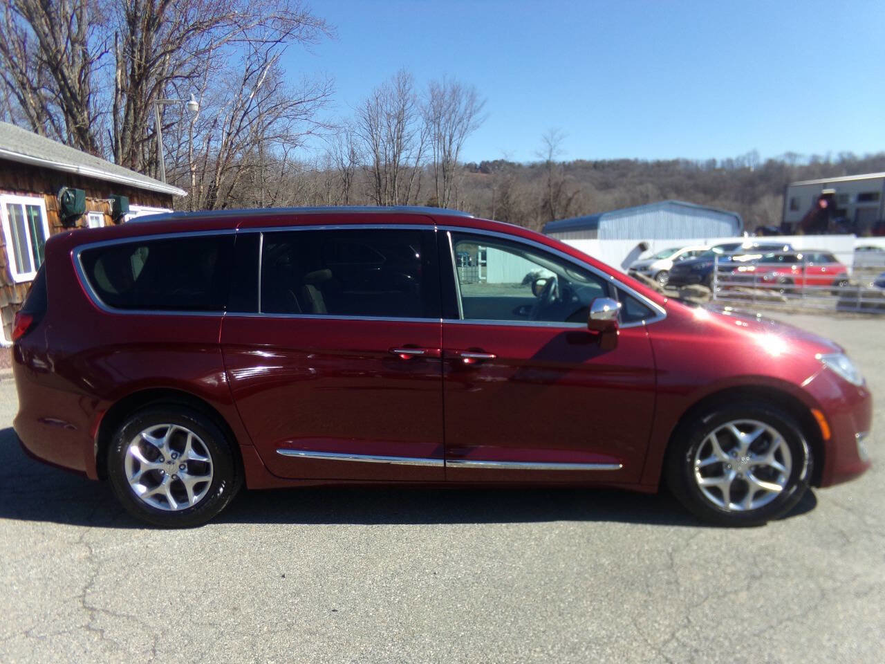 Used 2017 Chrysler Pacifica Limited image 4