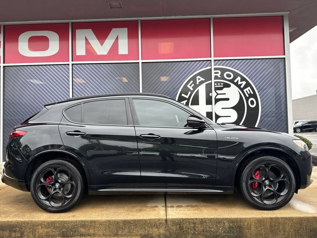 Used 2023 Alfa Romeo Stelvio Veloce AWD/4WD image 4