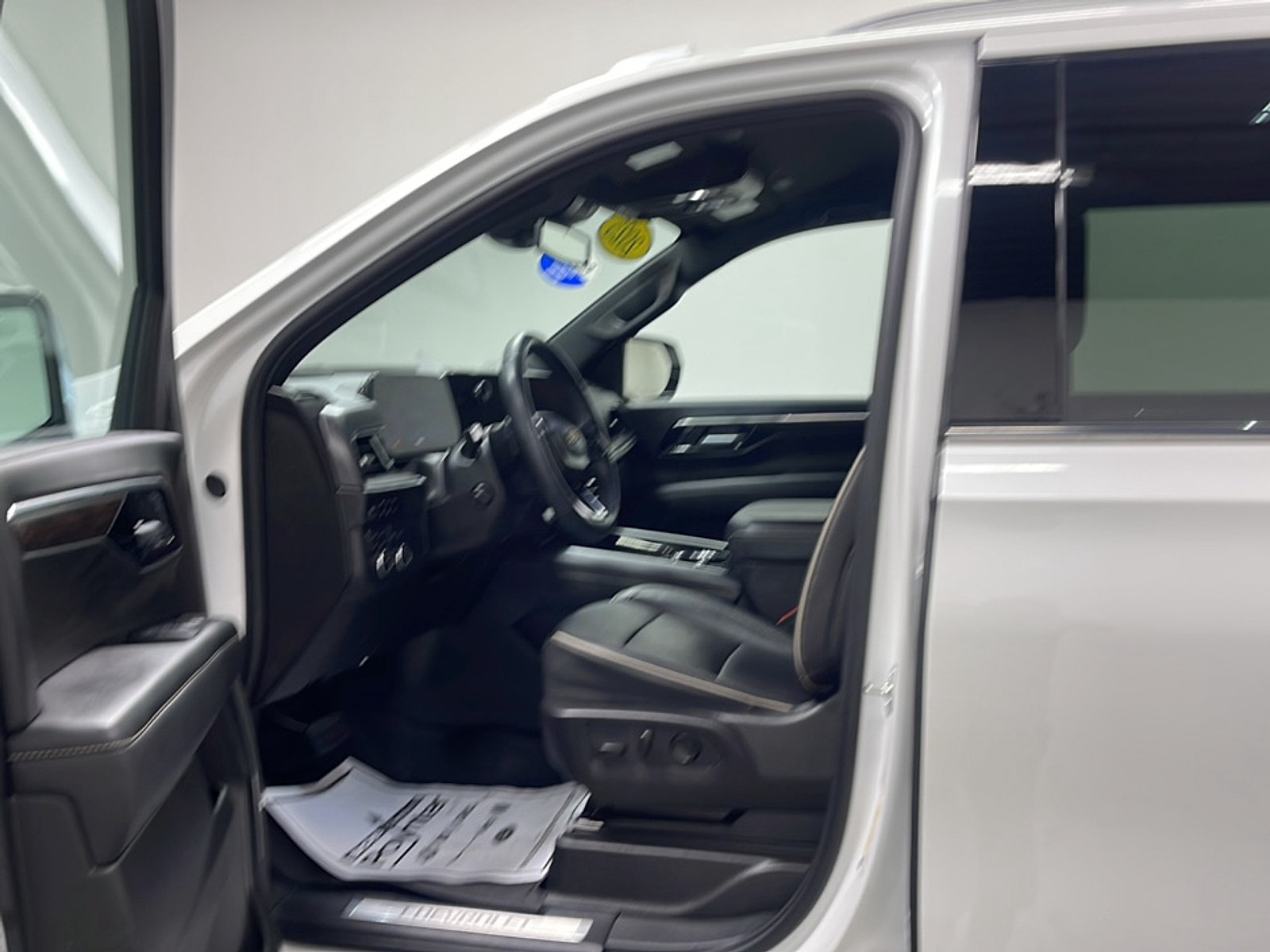Used 2025 Chevrolet Suburban Premier AWD/4WD image 2