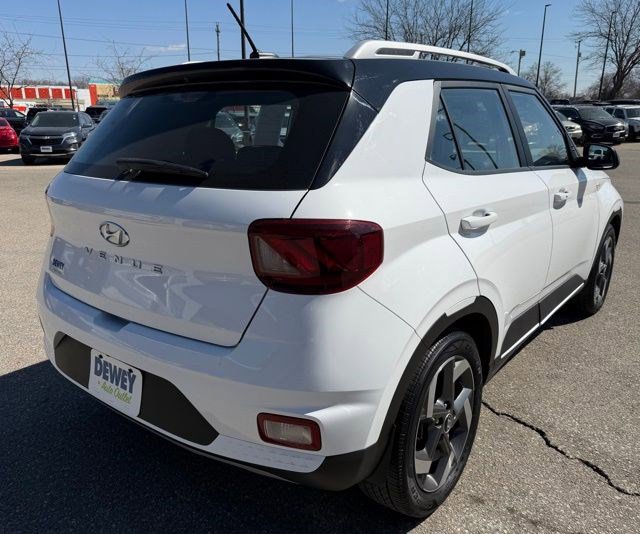 Used 2023 Hyundai Venue Limited image 5