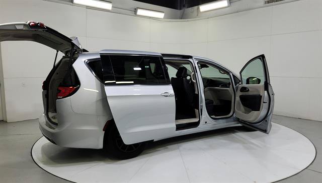 Used 2024 Chrysler Pacifica Touring-L FWD image 45