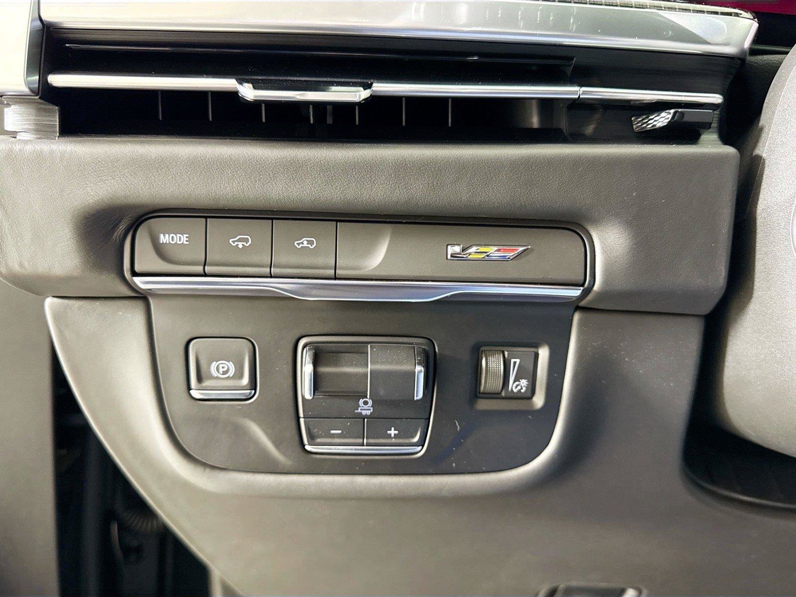 Used 2025 Cadillac Escalade ESV V w/ LPO, ONYX Package AWD/4WD image 15