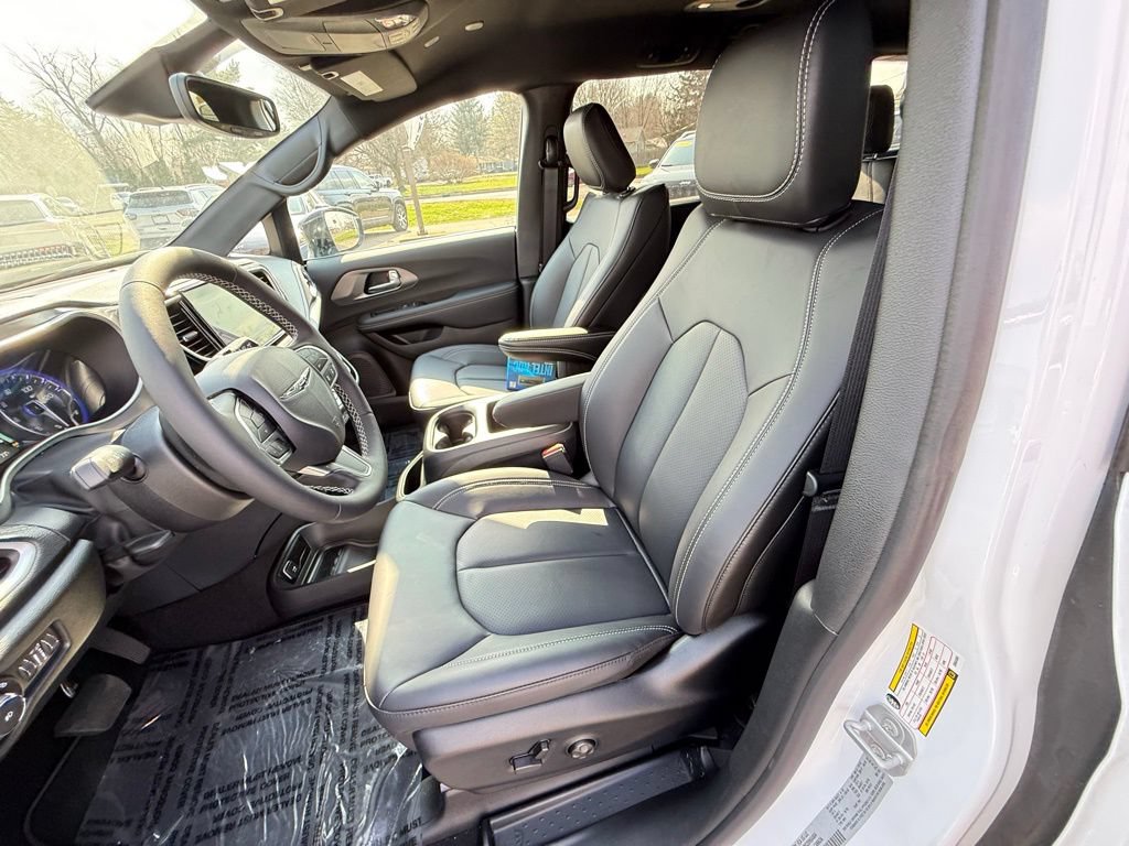 New 2025 Chrysler Pacifica Select FWD image 15