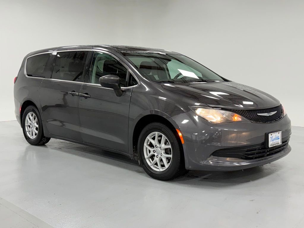 Used 2017 Chrysler Pacifica Touring image 5