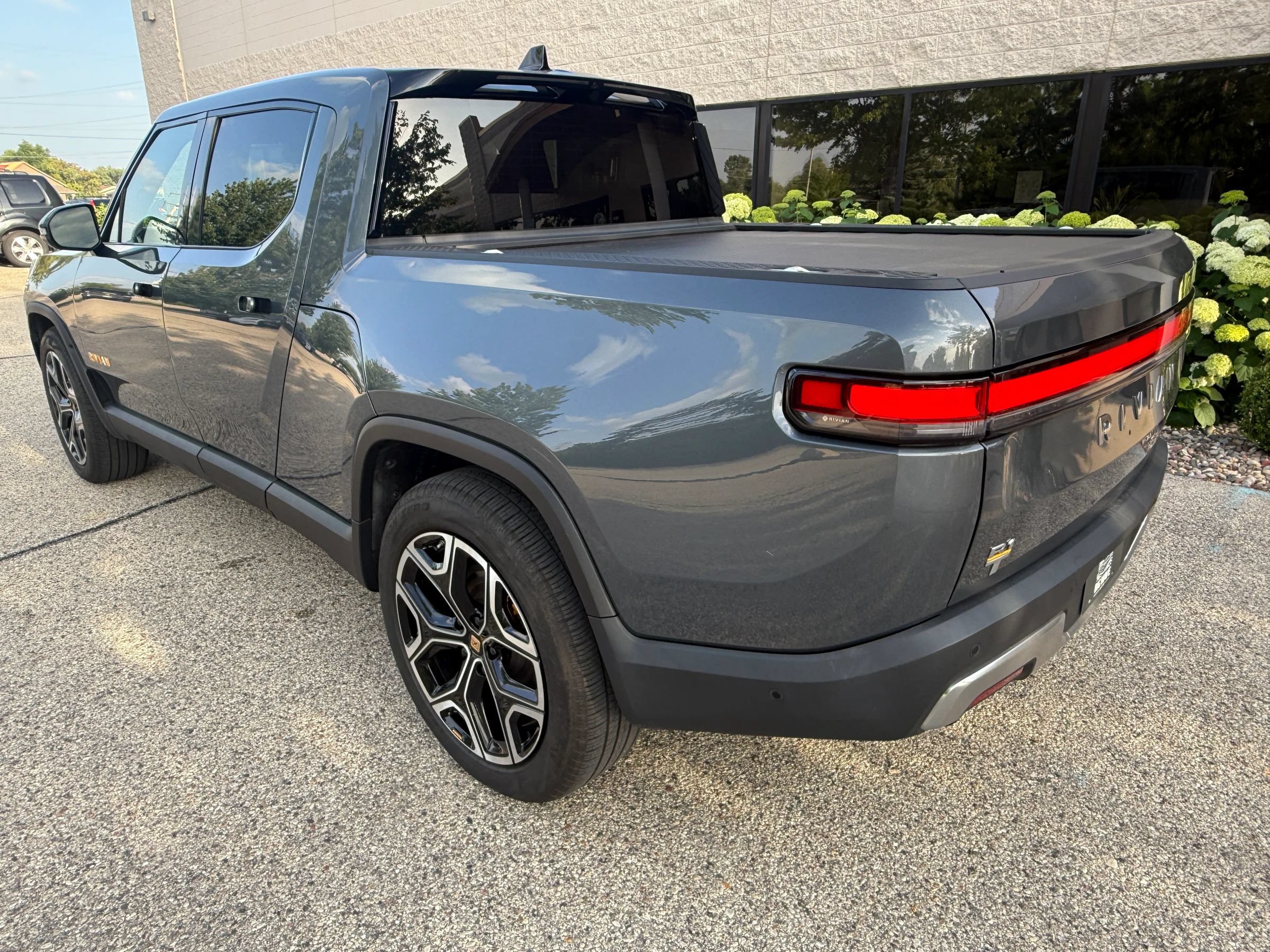 Used 2022 Rivian R1T Launch Edition AWD/4WD image 3