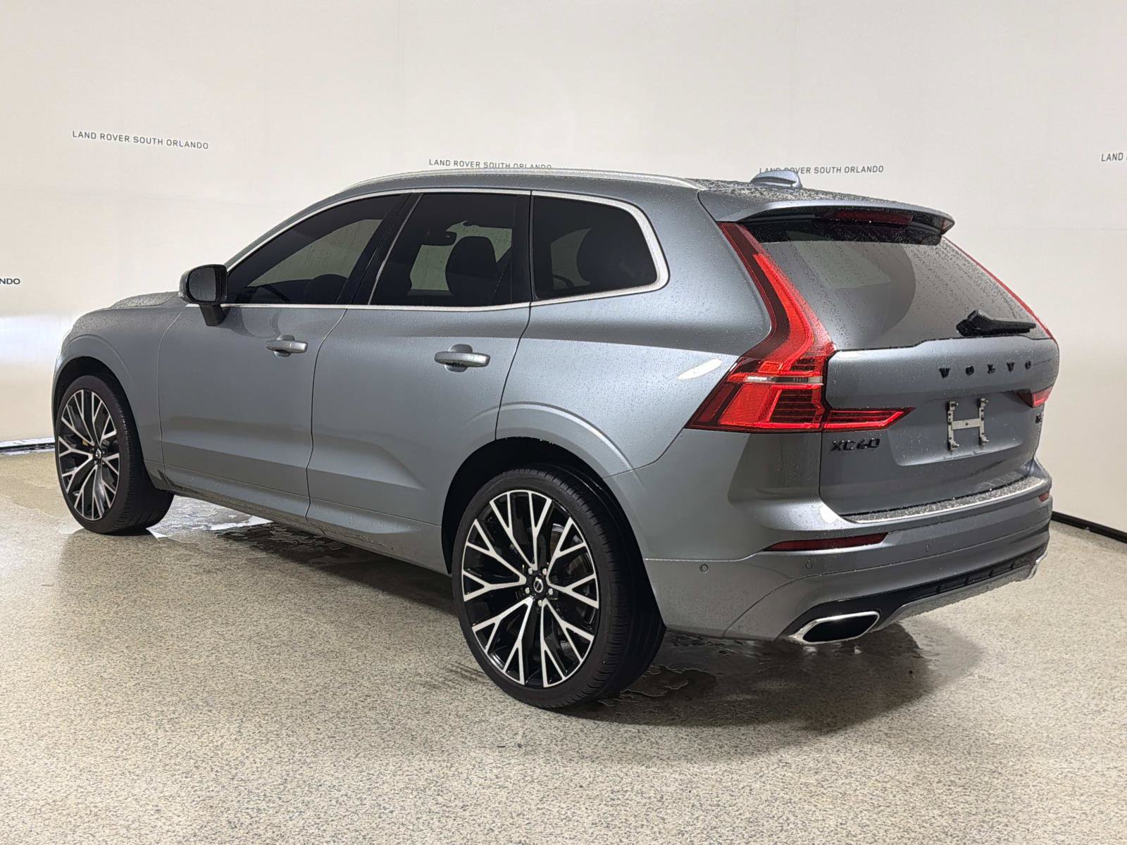 Used 2018 Volvo XC60 T6 R-Design w/ Convenience Package AWD/4WD image 3