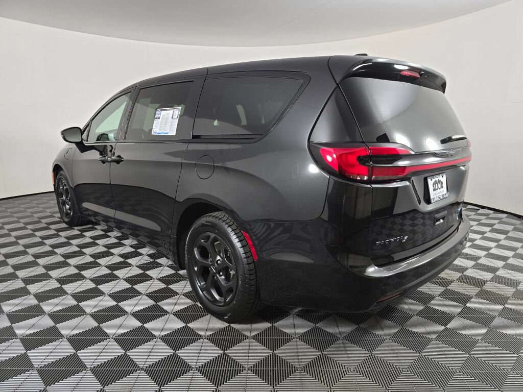 Used 2023 Chrysler Pacifica Limited w/ Uconnect Theater Family Group FWD image 5