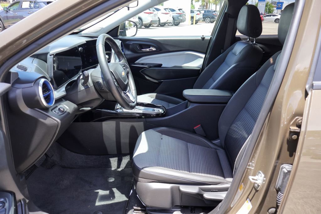 Used 2024 Chevrolet Trax LT w/ Driver Confidence Package FWD image 8