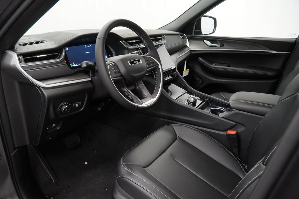 Used 2025 Jeep Grand Cherokee Limited AWD/4WD image 19