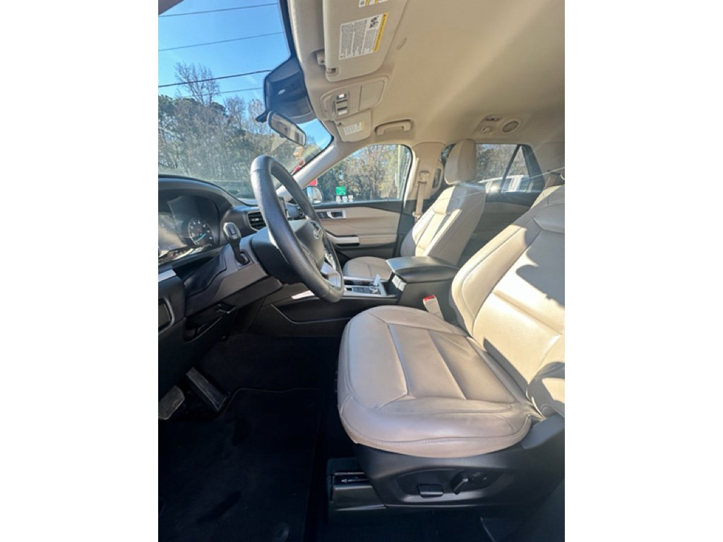 Used 2024 Ford Explorer XLT w/ Equipment Group 202A image 12