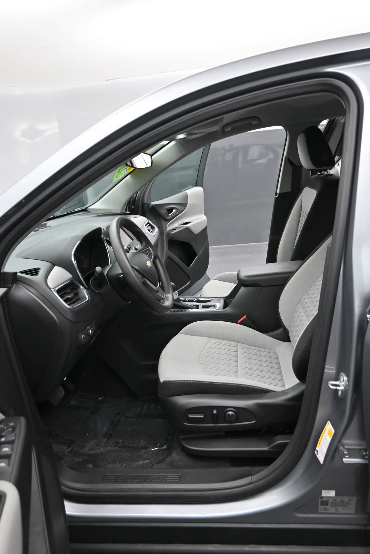 Used 2023 Chevrolet Equinox LS w/ LS Convenience Package FWD image 16